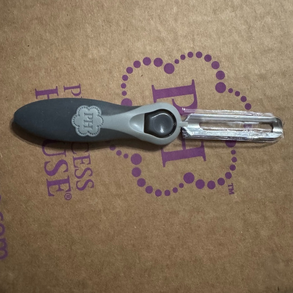 New Princess House Gray and Black Peeler